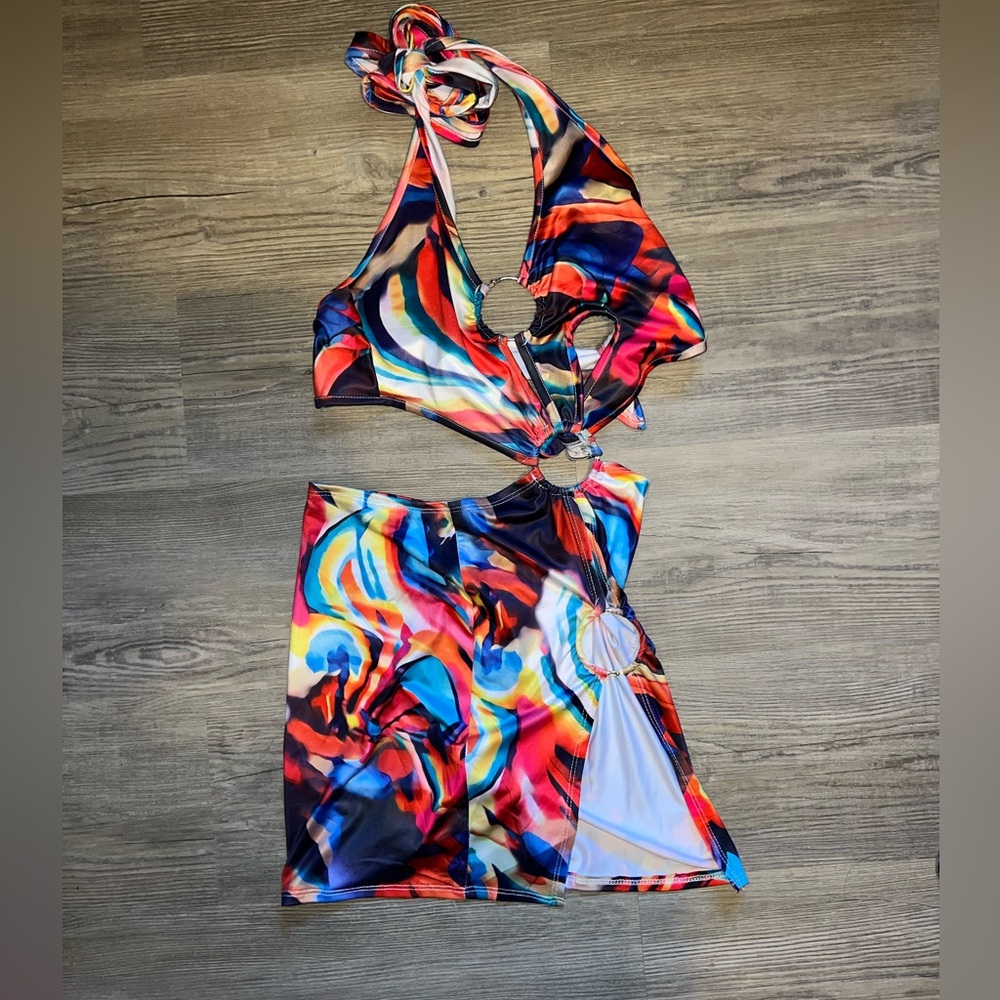 AMAZON NWT patterned tight dress with a tie around neck and tie around back